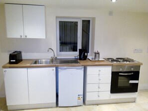 Basic Studio, 1 Double Bed | Private kitchen