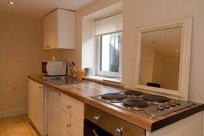 Full-sized fridge, microwave, oven, stovetop - Belvidere Road Apartments (Dublin)