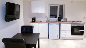 Estudio básico, 1 cama doble | Cocina básica privada