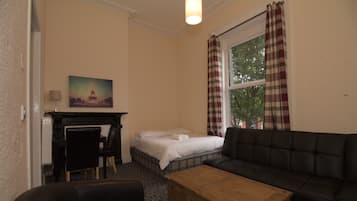 Estudio básico, 1 cama matrimonial y sofá cama | Área de sala de estar | Televisión de pantalla plana