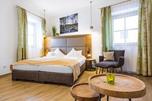 Comfort Triple Room | Minibar, in-room safe, desk, cribs/infant beds - Hotel Rösslwirt (Lam)