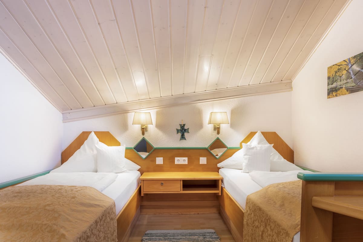 Twin Room | Minibar, in-room safe, desk, cribs/infant beds