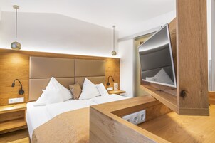 Double Room | Minibar, in-room safe, desk, cribs/infant beds