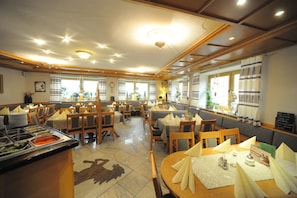 朝食、ランチ、ディナーに営業