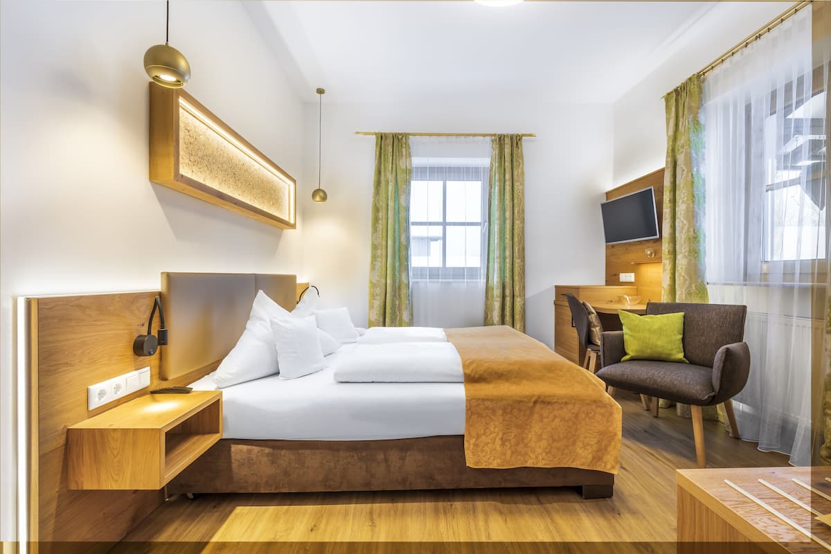 double room | minibar, in-room safe, desk, cots/infant beds