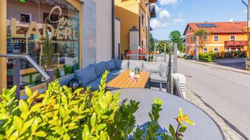 Ein Café mit Außenbereich, einem Tisch und Blick auf die Straße.