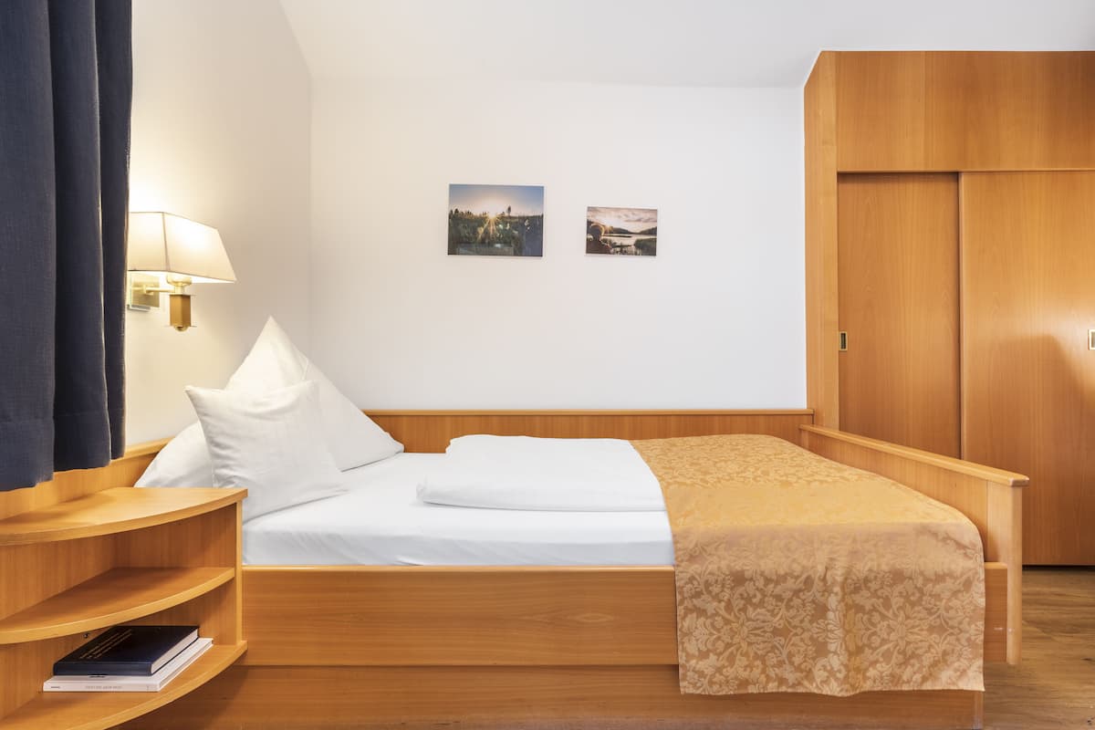 Single Room | Minibar, in-room safe, desk, cribs/infant beds