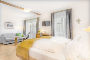 Comfort Triple Room | Minibar, in-room safe, desk, cots/infant beds