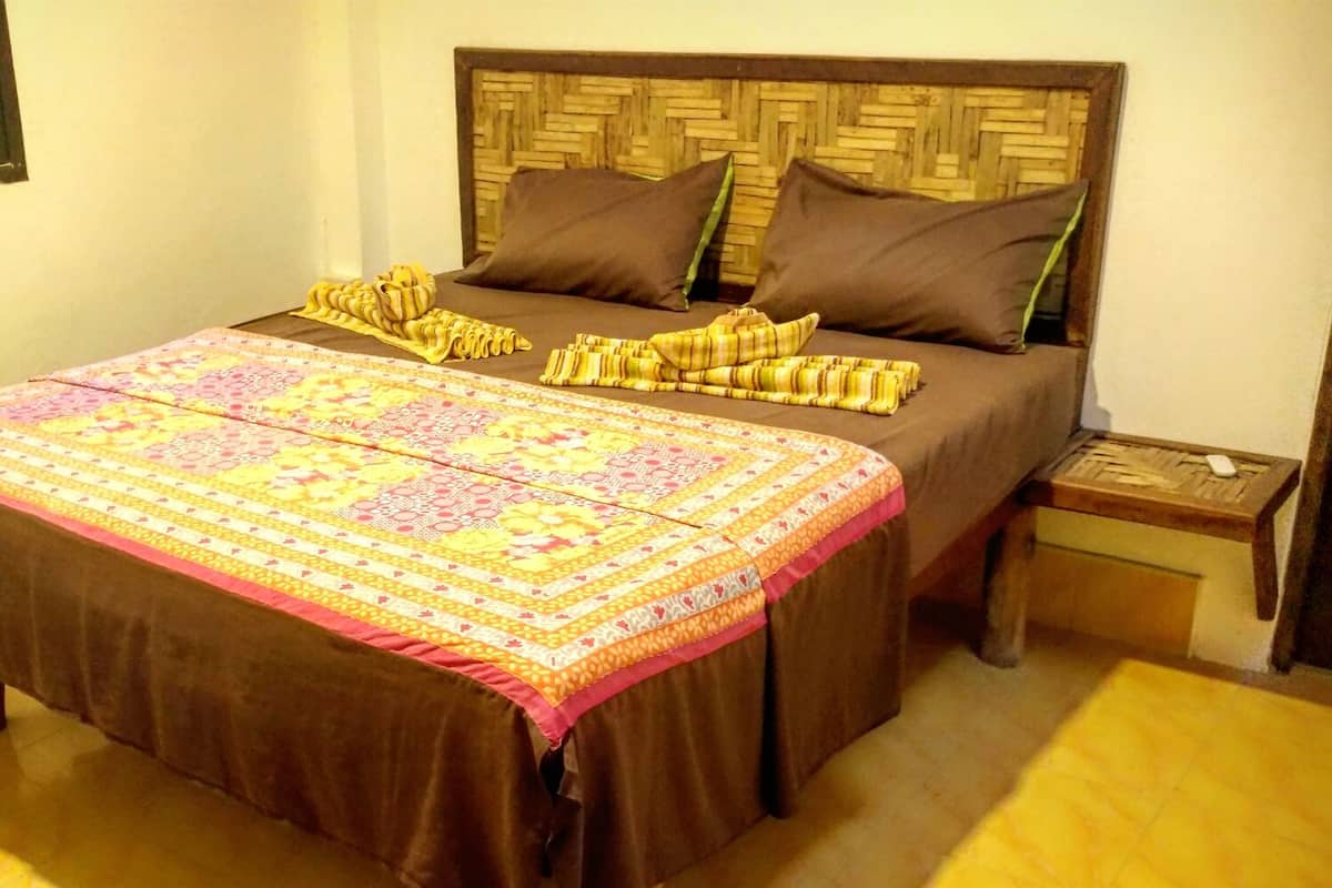 Economy Double Room, 1 King Bed, Private Bathroom | 1 bedroom, minibar, desk, laptop workspace