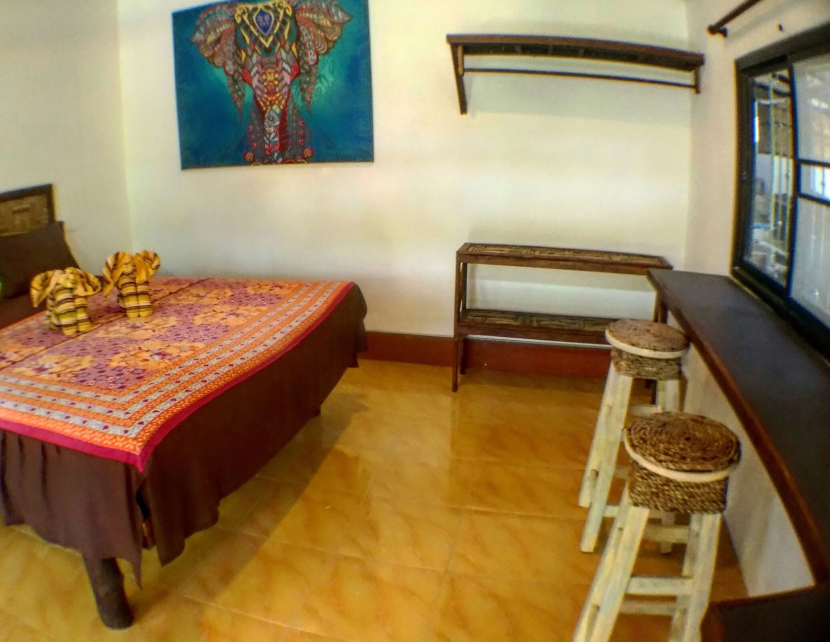 Minibar, desk, laptop workspace, free WiFi
