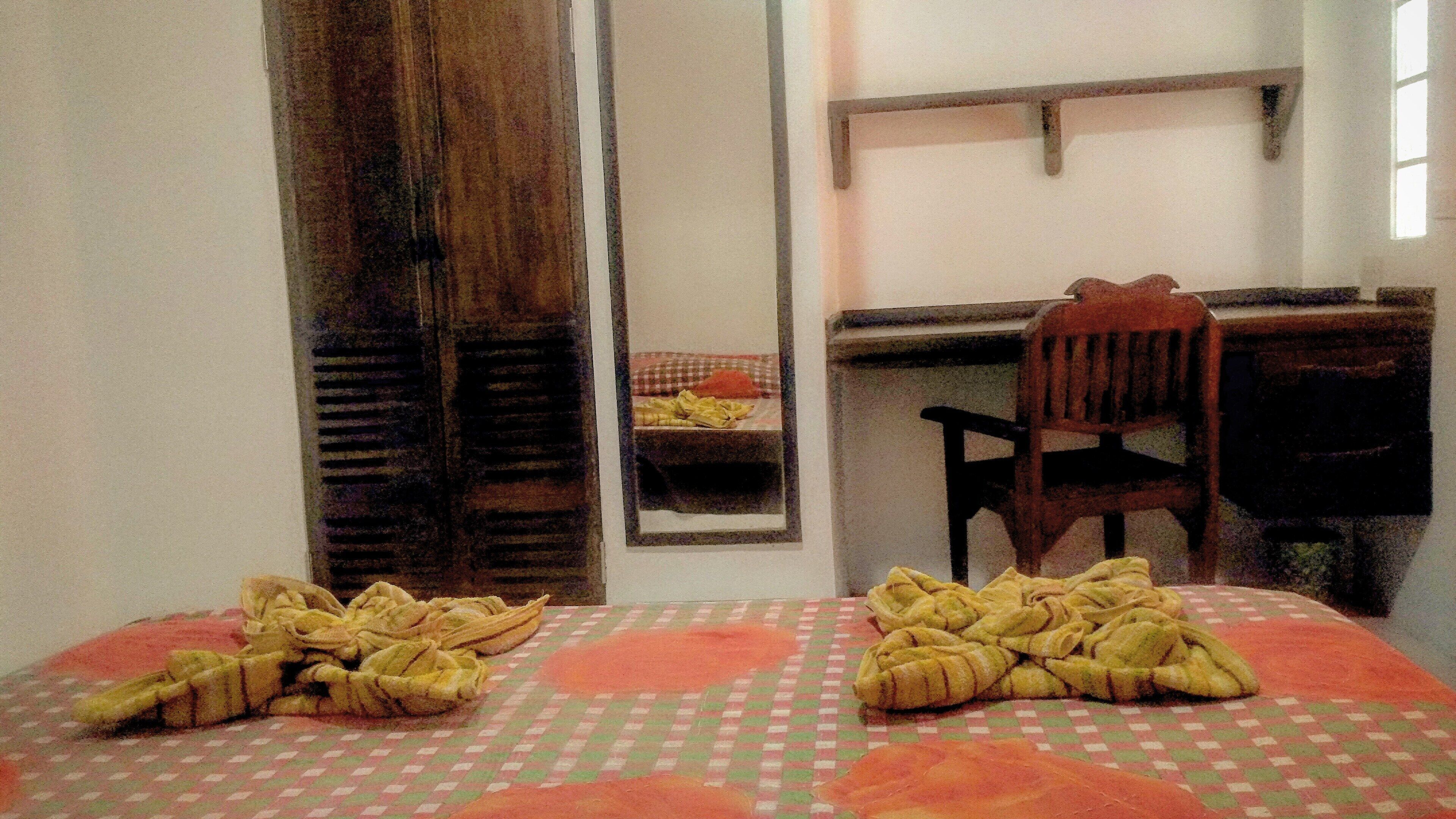Minibar, desk, laptop workspace, free WiFi