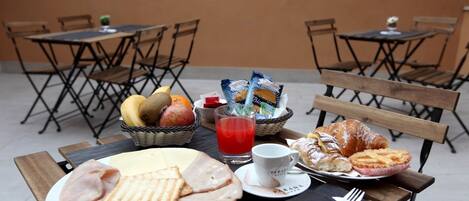 Tägliches inbegriffenes kontinentales Frühstück