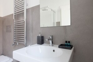 Standard Double Room | Bathroom | Free toiletries, hair dryer - Suite Maggiore (Rome)
