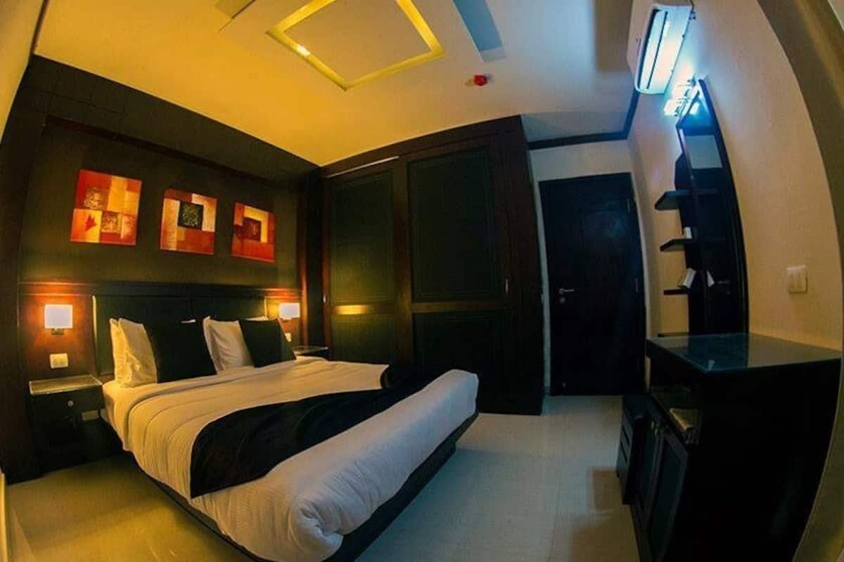 Suite Junior, 1 letto queen, vista piscina | 1 camera, minibar, una cassaforte in camera, tende oscuranti