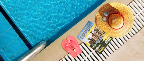 Piscine extérieure, parasols de plage, chaises longues