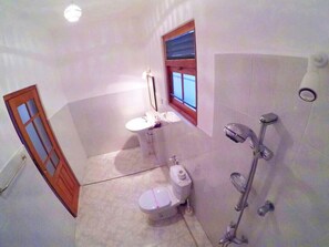 Comfort Double Room, Garden View | Bathroom | Shower, free toiletries, towels - Villa Comfort (Hikkaduwa)