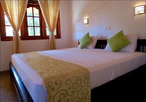 Comfort Double Room, Garden View | Premium bedding, desk, iron/ironing board, free WiFi - Villa Comfort (Hikkaduwa)
