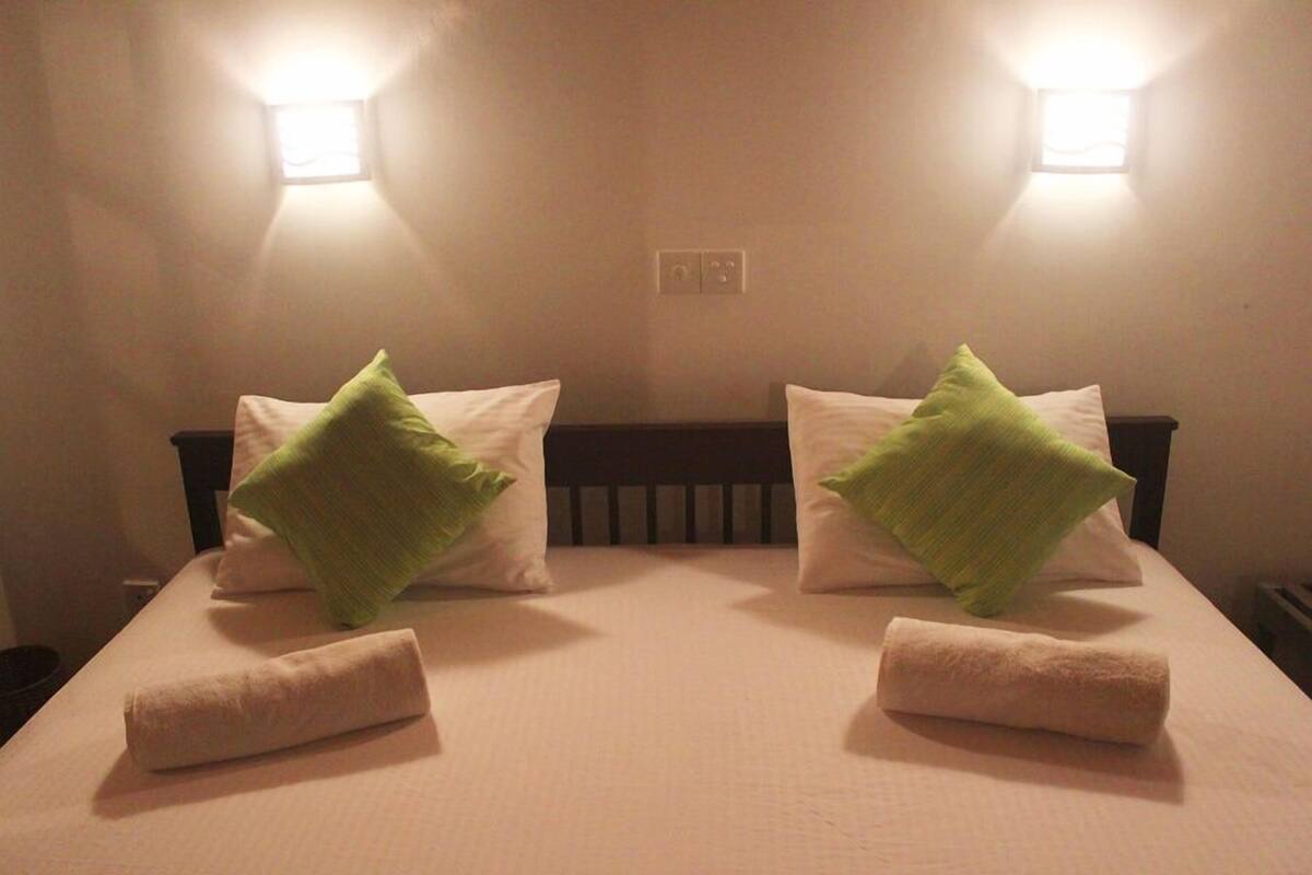 Premium bedding, desk, iron/ironing board, free WiFi