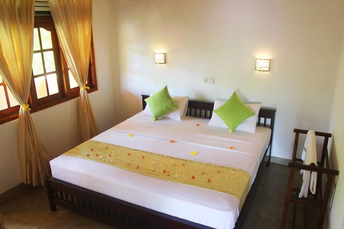 Premium bedding, desk, iron/ironing board, free WiFi