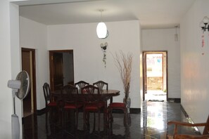 Breakfast, lunch and dinner served - Villa Relax (Galle)