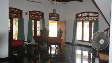 Área de estar no saguão