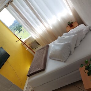 Superior Double Room, Mountain View | Premium bedding, desk, soundproofing, iron/ironing board - Hospedaria Green (Florianópolis)