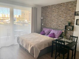 经典开间, 露台 (108) | 起居区 | 平板电视