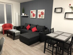 Lägenhet Deluxe - terrass (103) | Vardagsrum | Platt-tv