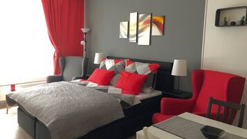Familie suite, 1 slaapkamer, terras (107) | Woonruimte | Flatscreentelevisie