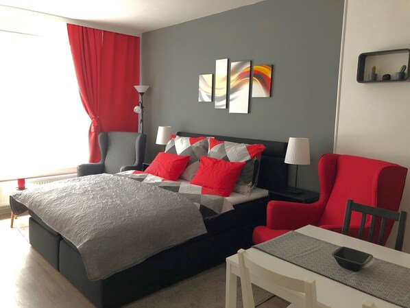 Familie suite, 1 slaapkamer, terras (107) | Woonruimte | Een flatscreentelevisie