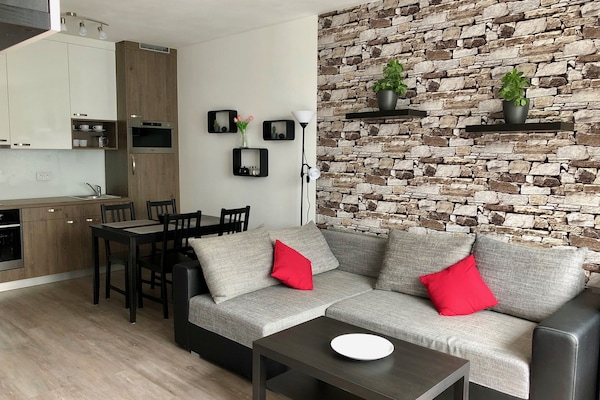Junior Apartment, Terrace (106) | Living room | Flat-screen TV