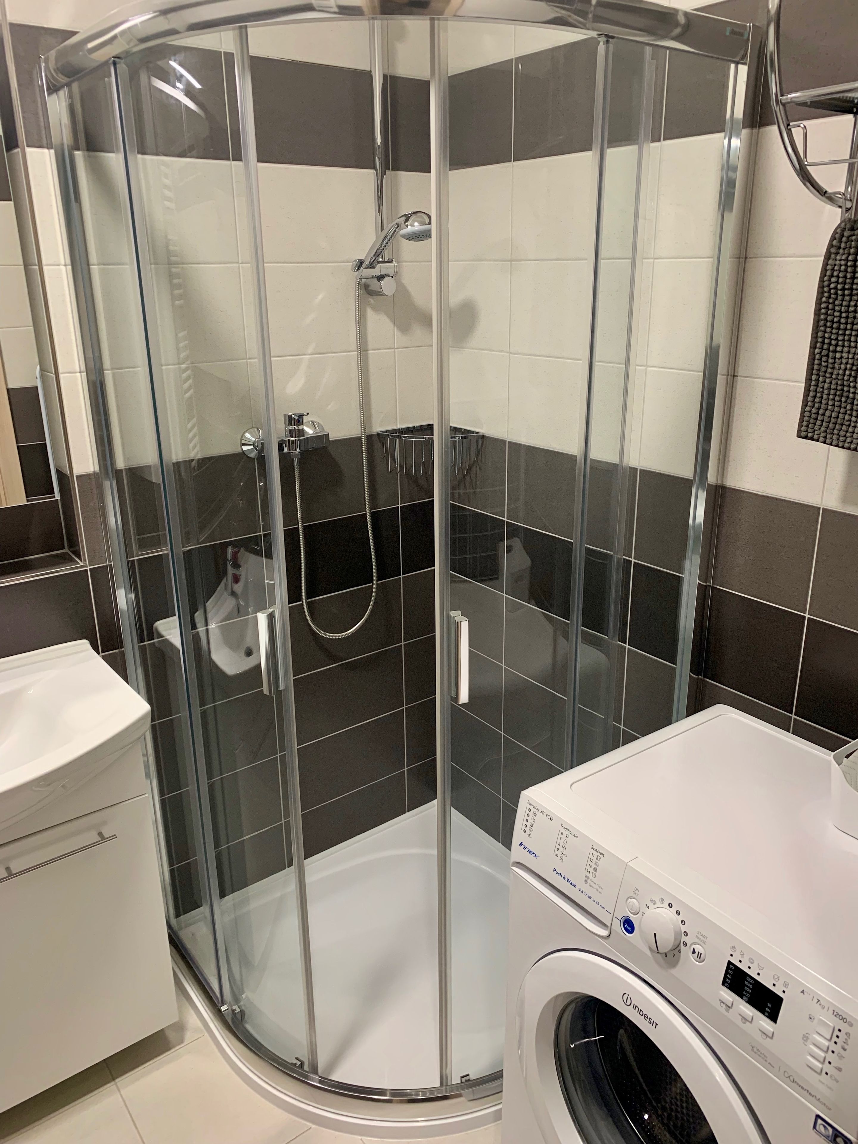 Familien-Suite, 1 Schlafzimmer, Terrasse (107) | Badezimmer | Dusche, kostenlose Toilettenartikel, Haartrockner, Handtücher