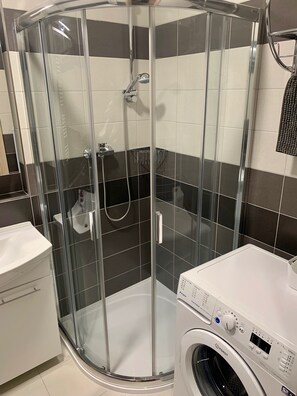 Familie suite, 1 slaapkamer, terras (107) | Badkamer | Een douche, gratis toiletartikelen, een haardroger, handdoeken