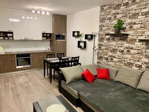 Junior appartement, terras (106) | Privékeuken | Een koelkast, een microgolfoven, een oven, een kookplaat