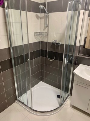 Departamento junior, Terraza (106) | Baño | Regadera, amenidades de baño gratuitas, secadora de cabello, toallas