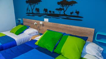 Habitación familiar | Escritorio, cortinas opacas, wifi gratis y ropa de cama