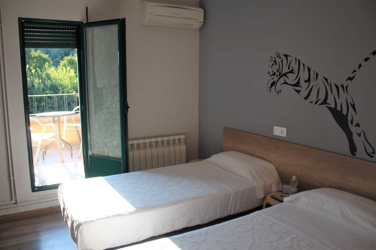 Chambre Familiale, terrasse | Bureau, rideaux occultants, Wi-Fi gratuit, draps fournis