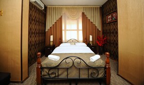 Single Room | In-room safe, desk, iron/ironing board, free cots/infant beds