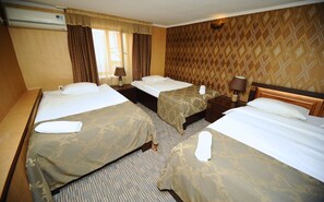 Triple Room | In-room safe, desk, iron/ironing board, free cots/infant beds