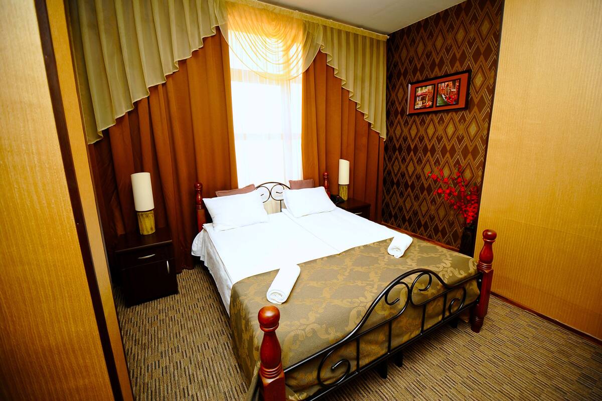 Single Room | In-room safe, desk, iron/ironing board, free cots/infant beds