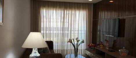 Apartamento Deluxe, 2 habitaciones, vistas al mar | Sala de estar | Televisión LCD de 42 pulgadas con canales por cable, una televisión