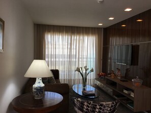 Apartamento luxo, 2 quartos, vista para o mar | Sala de estar | TV LCD 42 polegadas com canais a cabo, TV