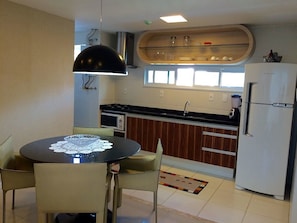 Apartamento luxo, 2 quartos, vista para o mar | Cozinha americana privada | Geladeira, micro-ondas, cooktop, cafeteira/chaleira