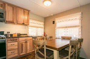 Cabaña, 2 habitaciones | Cocina privada | Refrigerador, microondas y cafetera y tetera 