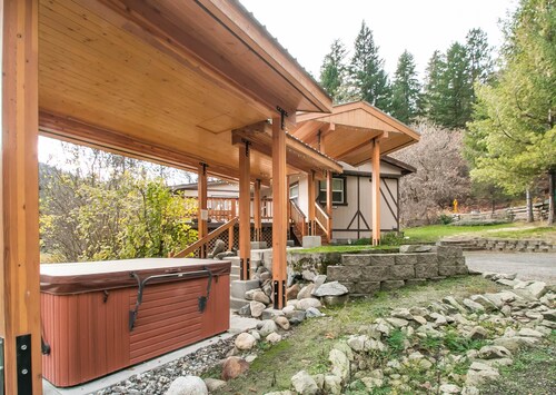 Cottage on the Creek