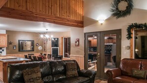 Ferienhütte, Mehrere Betten | Wohnbereich | 42-Zoll-Flachbildfernseher mit Kabelempfang, Fernseher, DVD-Player