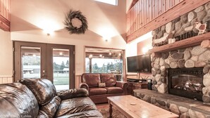 Ferienhütte, 3 Schlafzimmer | Wohnzimmer | 42-Zoll-Flachbildfernseher mit Kabelempfang, Fernseher, DVD-Player