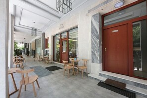 Terrace/patio - Meni Apartments Hotel (Athens)