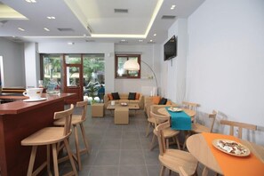 Daily buffet breakfast for a fee - Meni Apartments Hotel (Athens)