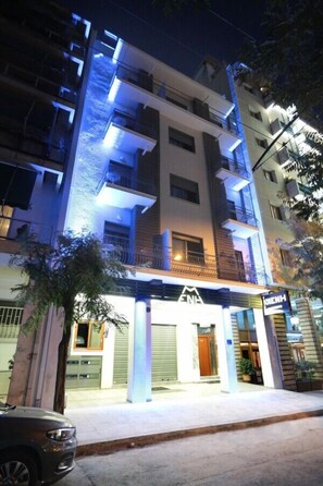 Voorkant accommodatie - avond/nacht
